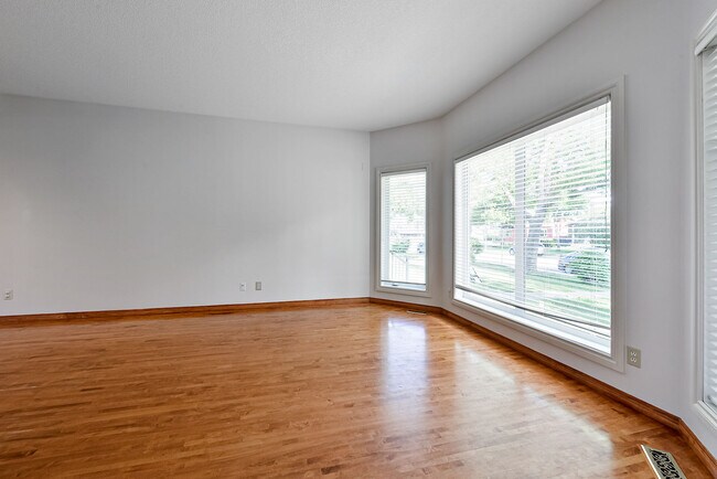 Building Photo - 3 Bedroom/3.5 Bath Duplex Located in Tuxed...