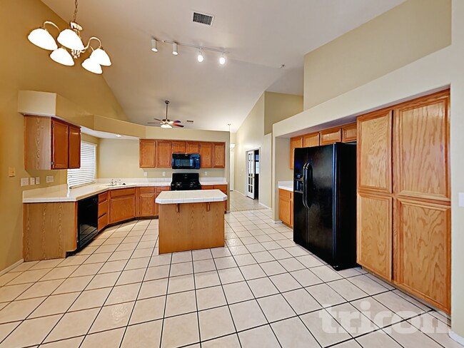 Building Photo - 610 Largo Azul Ave