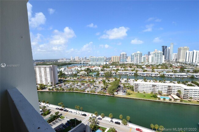 Foto del edificio - 300 Bayview Dr