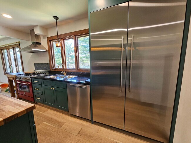 Foto del edificio - NE Newly updated 3 bedroom 2.5 bath home w...