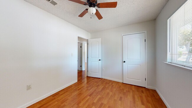 Dormitorio - 344 Knutson St