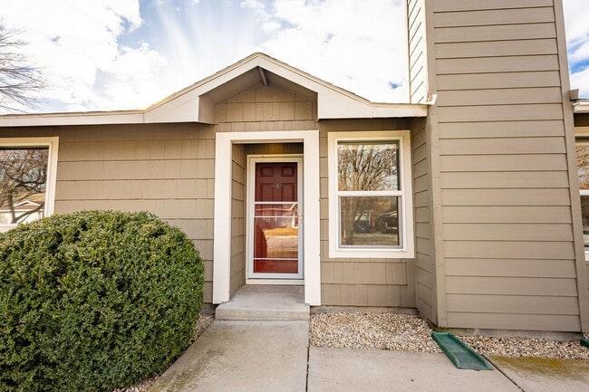 Building Photo - Renovated 2 bedroom 1 bathroom home