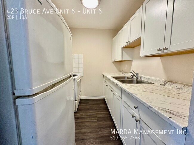 Photo du bâtiment - SPACIOUS 2BED/1BATH UPDATED UNIT ON BRUCE + HYDRO & GAS!!