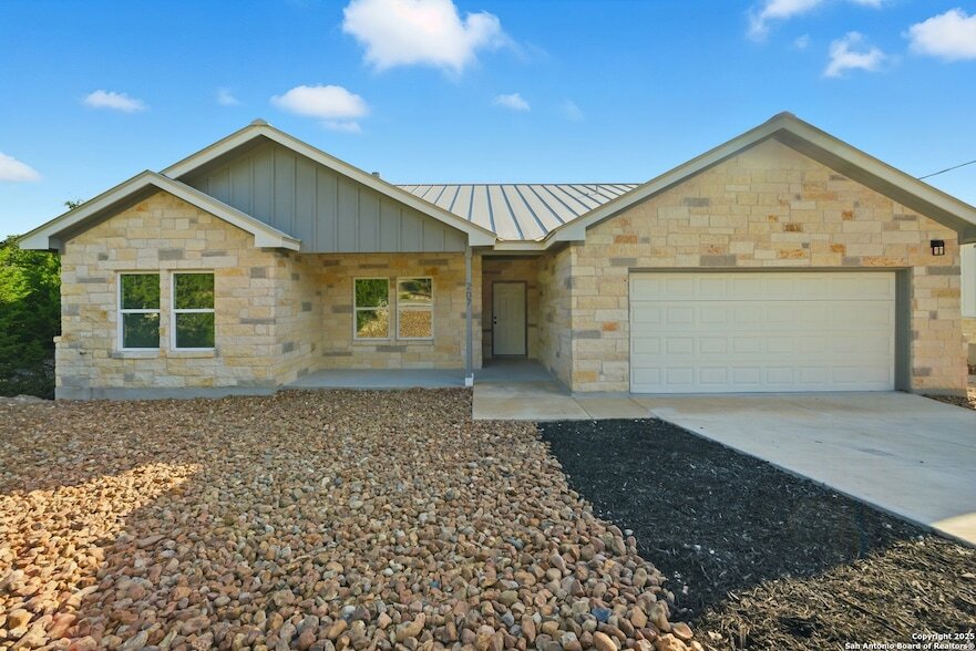 Photo - 207 Deer Oaks Drive