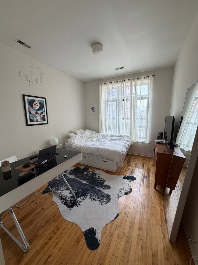 Foto del edificio - 1270 N Milwaukee Ave