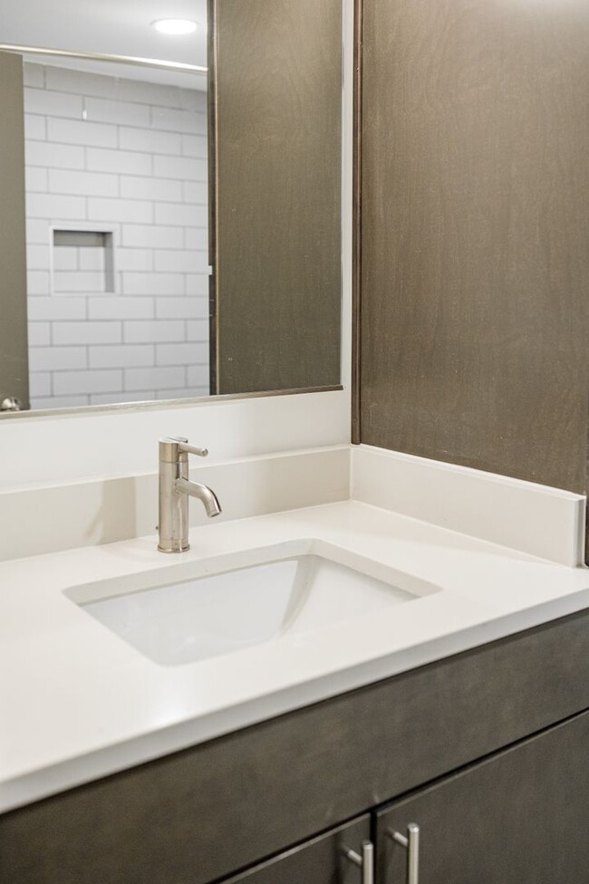 Building Photo - Downstairs One Bedroom Flat with Washer & ...