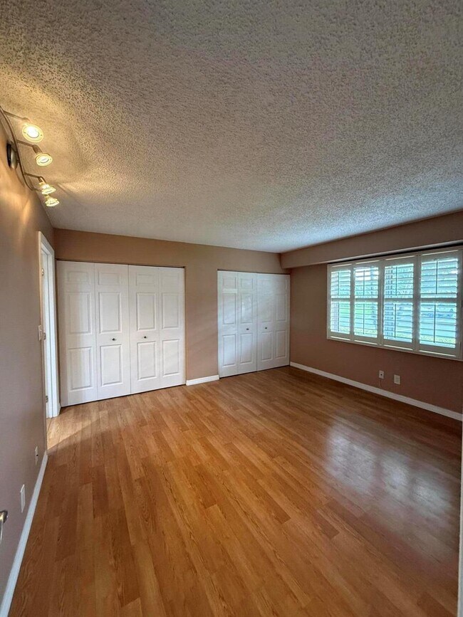 Foto del edificio - 3001 W Rolling Hills Cir