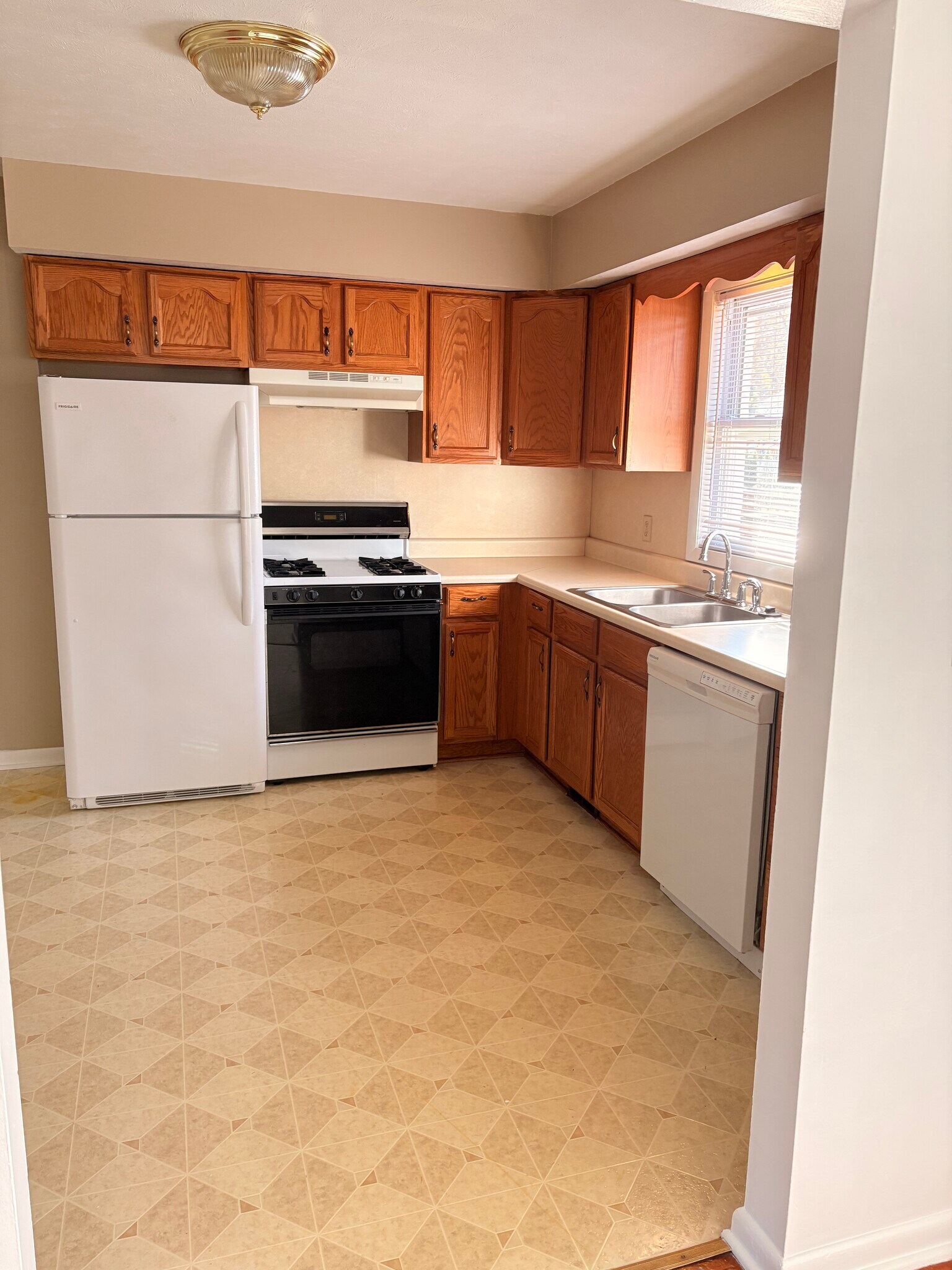 1436 North Rd SE Warren, OH 44484 – photo 4