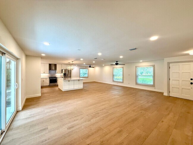 Foto del edificio - GORGEOUS, COMPLETELY REDONE 3/2 MAITLAND H...