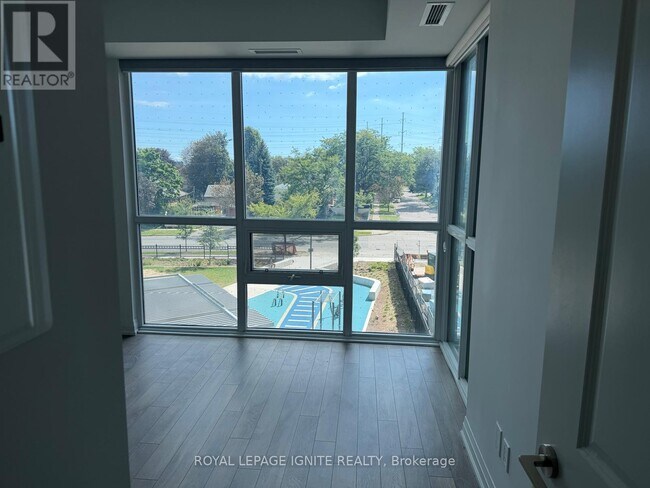Building Photo - 10 Meadowglen Pl