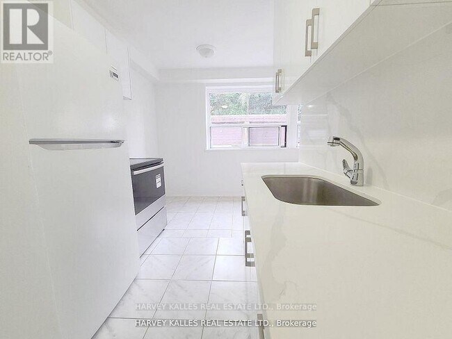 Building Photo - 4 Greenbrook Dr