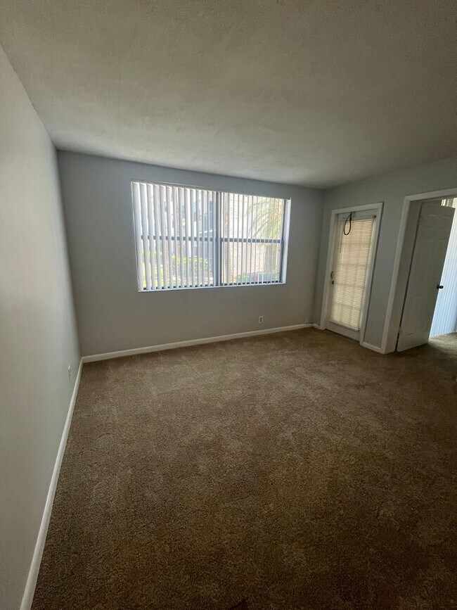 Foto del edificio - ONE BEDROOM ONE BATHROOM! WATERFRONT COMMUNITY!