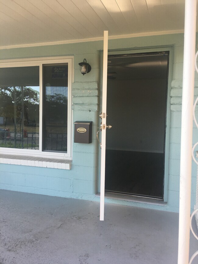 Building Photo - 517 W Ross Ave