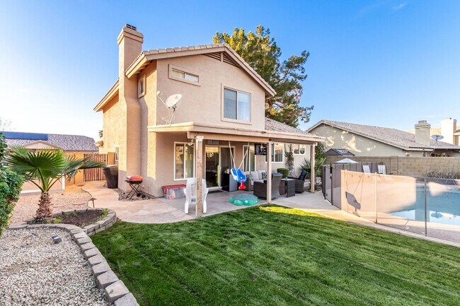 Foto del edificio - The Search is Over! 3-Bedroom, 2.5 baths with Refreshing Fenced Play Pool!