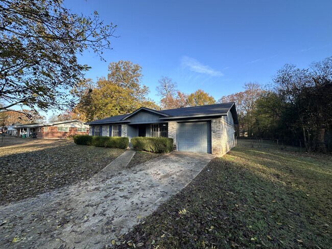 Building Photo - 207 Maryland Dr