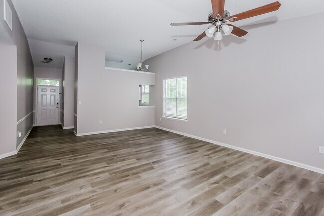 Foto del edificio - 7200 Daerwood Pl