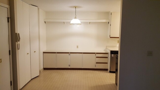Building Photo - 5586 Guilford Rd