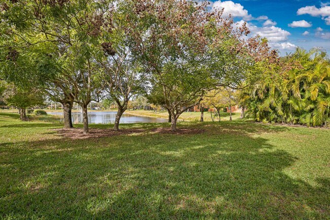 Foto del edificio - NOW AVAILABLE - 2/2 PLUS Den - 2 car garage - Coach Home in Terra Vista!