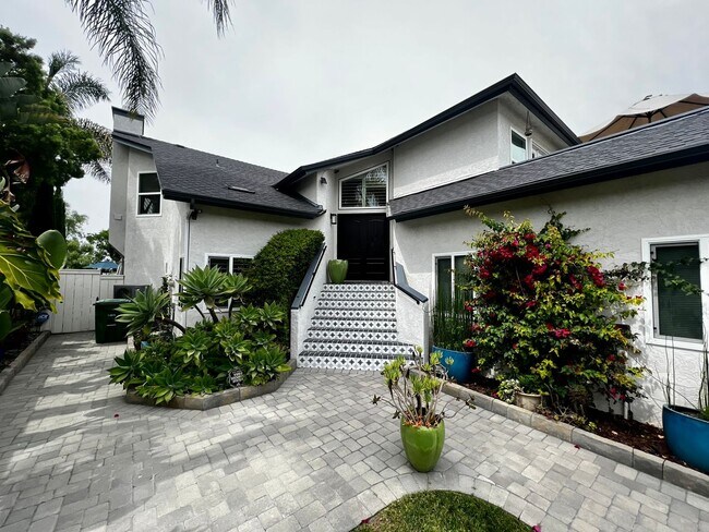 Building Photo - Modern & beautiful 3-bed, 2-bath Property ...