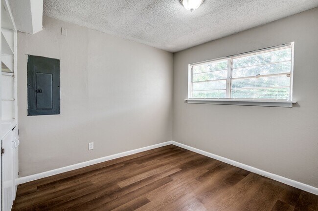Building Photo - 3000 Willow Park St