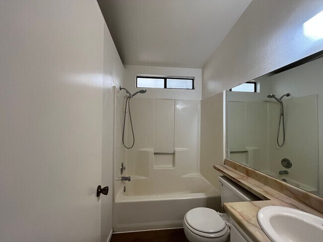 Foto del edificio - 309 Oak Meadow Ln
