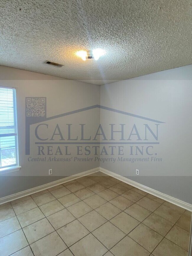 Building Photo - NLR 3 Bedroom Home