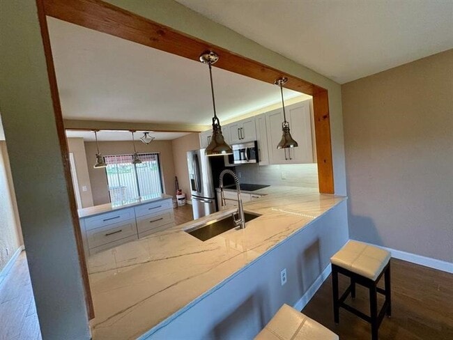 Building Photo - 605 Freedom Ct