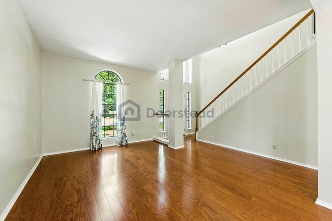 Building Photo - 2326 Oak Castle