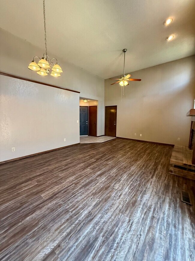 Building Photo - Updated home located in NW OKC