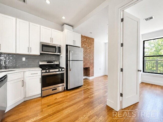 Foto del edificio - Stunning 3 bed 1.5 Bath w. Balcony in Bedstuy!