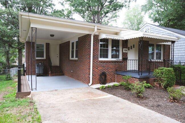 Foto del edificio - 2 bedroom, 1 bath Brick Bungalow in Prime ...