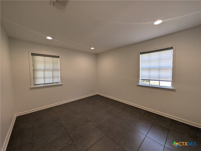 Foto del edificio - 405 Oakwood Blvd