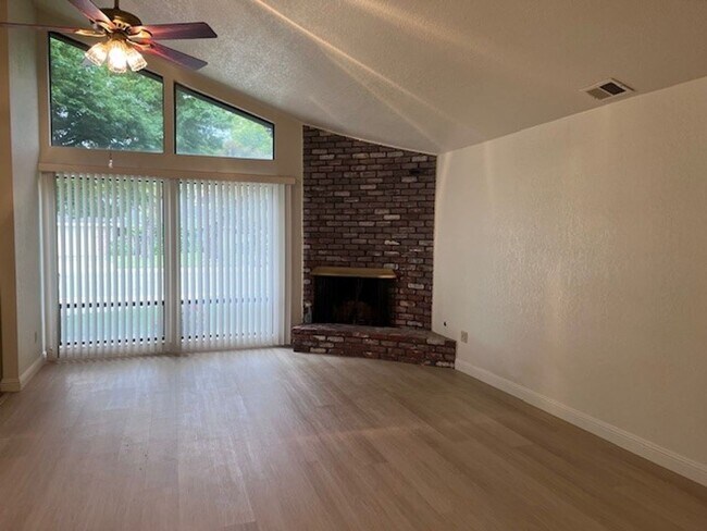 Foto del edificio - Spacious Greenhaven duplex with fresh paint, new laminate floors and vaulted ceilings.