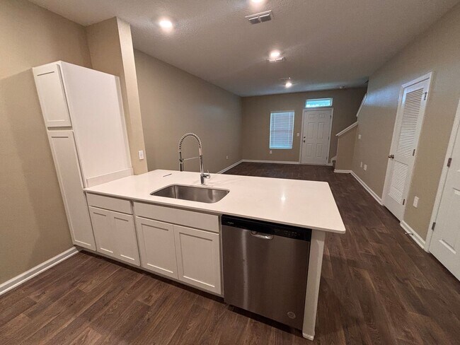 Building Photo - Move-In Ready 2BR/2.5BA Townhome with Garage – Just Minutes from Oakleaf Town Center!