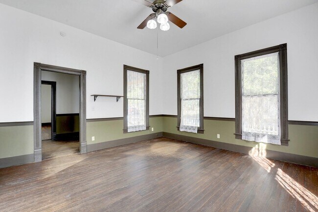 Building Photo - 304 Olive St