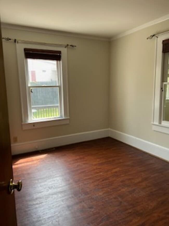 Building Photo - Adorable Downtown Marion Rental!