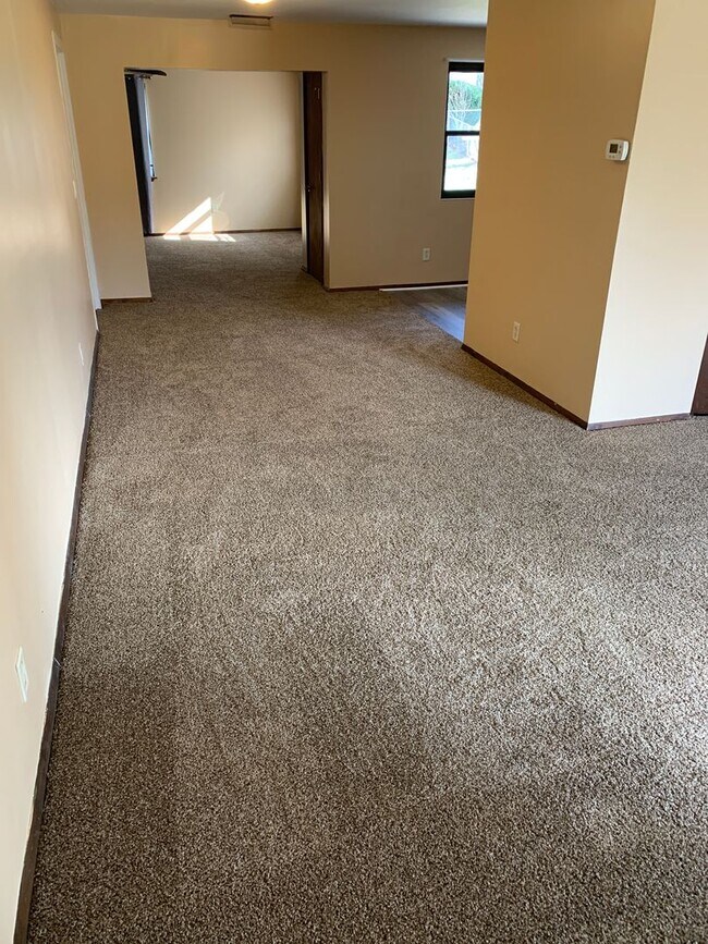 Foto del edificio - Three Bedroom One and a Half Bath Ranch Home in Delhi