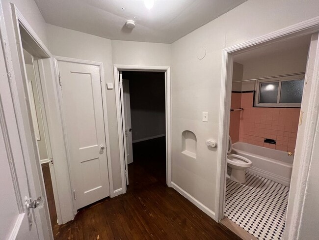 Building Photo - 3 Bed 1 Bath bungalow with basement on eas...