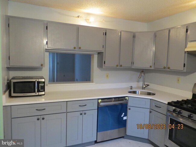 Building Photo - 20 Drewes Ct