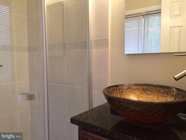 Foto del edificio - 6704 Old Chesterbrook Rd