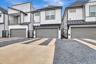 Building Photo - 119 E 43rd St