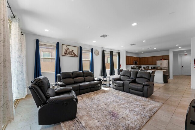 Building Photo - 1645 W la Mirada Dr