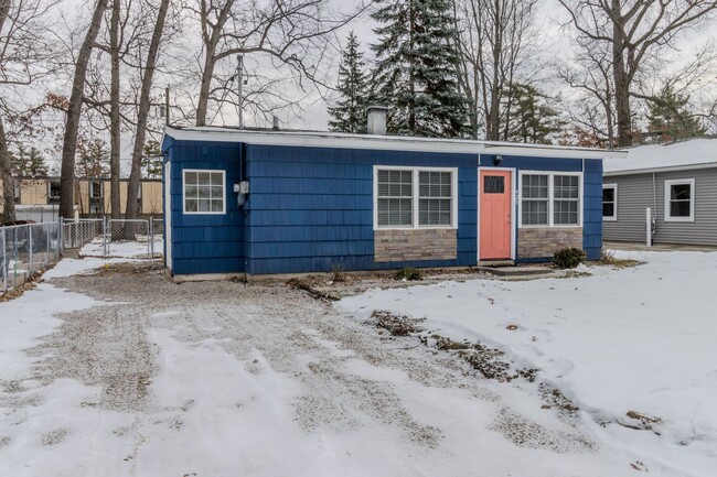 Building Photo - Cute & Cozy 2-Bedroom Home Near Downtown T...