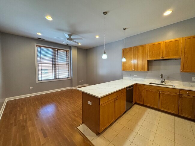 Building Photo - 4814 N Damen Ave