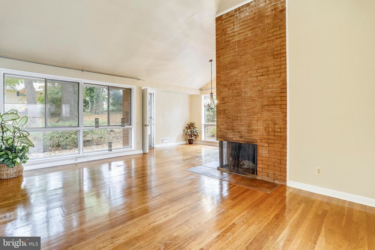 Primary Photo - 6048 Rossmore Dr