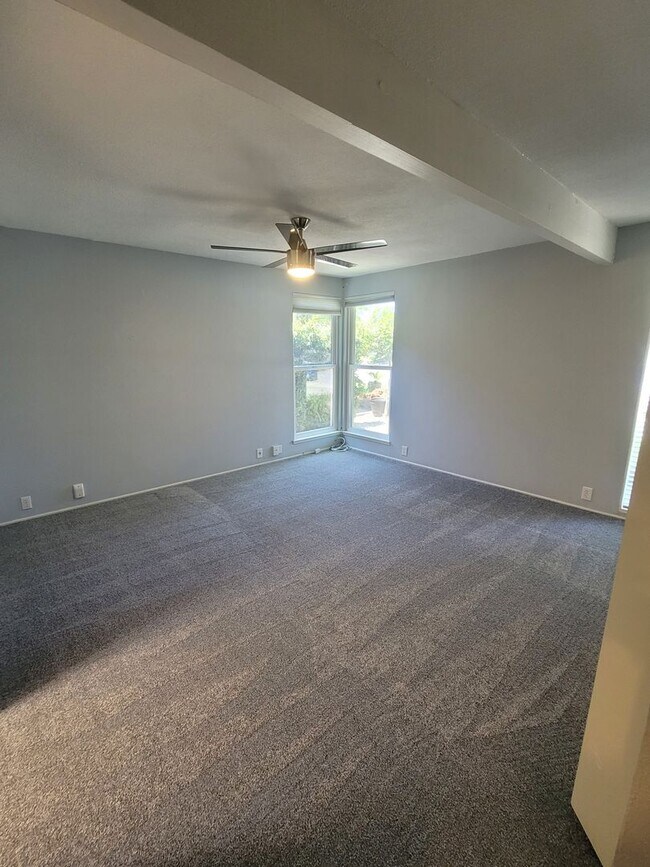 Building Photo - Mid-Century Modern half-plex in American R...