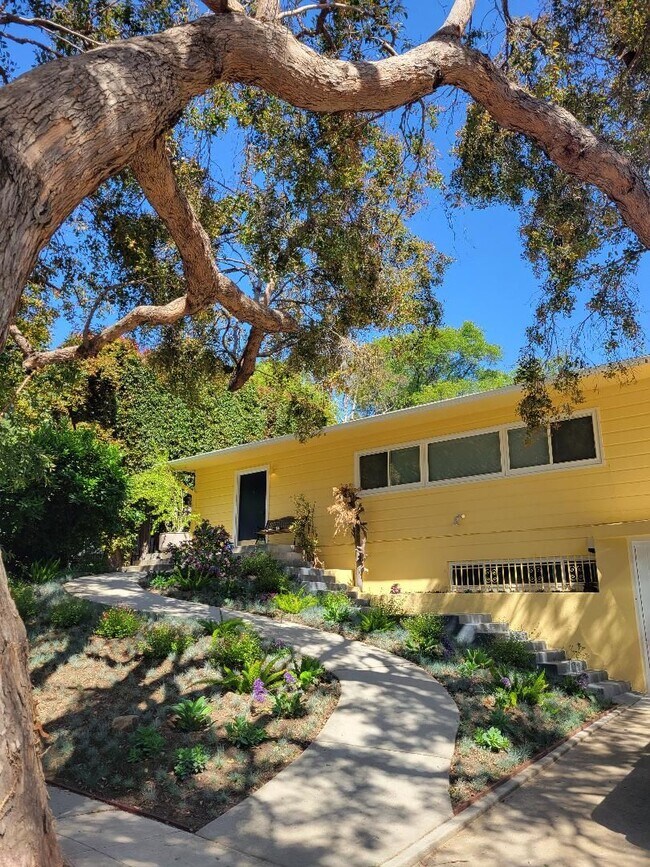 Building Photo - Charming 1940's home in prime Studio City