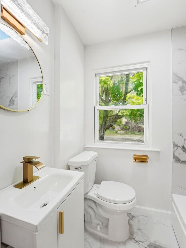 Foto del edificio - Fully Renovated Rental with Designer Kitchen, Modern Bath & Bonus Spaces – Stratford, NJ