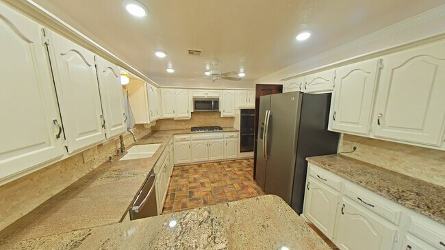 Foto del edificio - 709 NW Heinzwood Cir