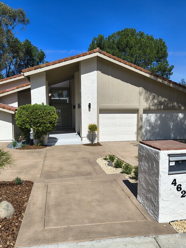 Building Photo - 462 Avenida Adobe